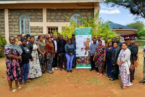 Group photo of youth and women grain trade trainees outside a training venue in Namanga